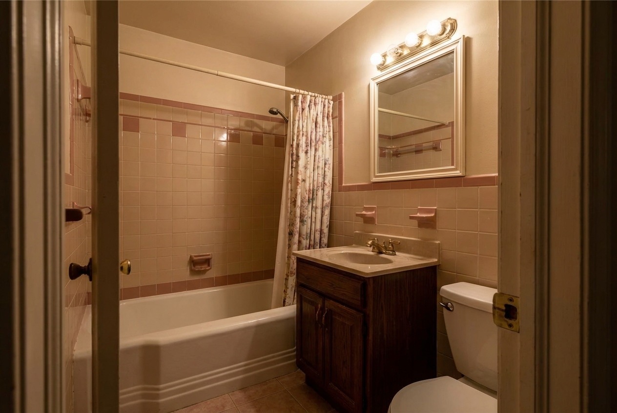 Before: Standard bathtub bathroom with dated fixtures